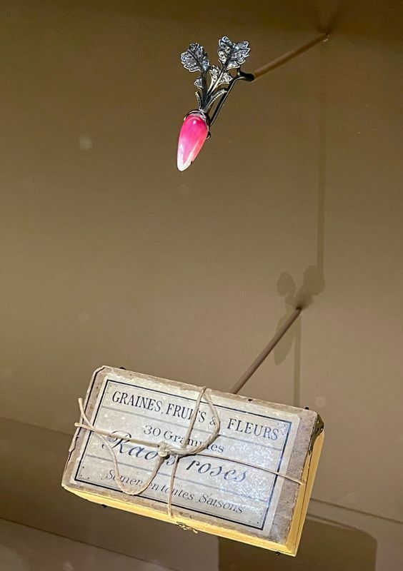 ラディッシュを象ったブローチ。Henri Vever（1854~1954）の作品で現在は個人コレクション。下はその箱。ラディッシュの種を入れる箱が宝石箱になっている