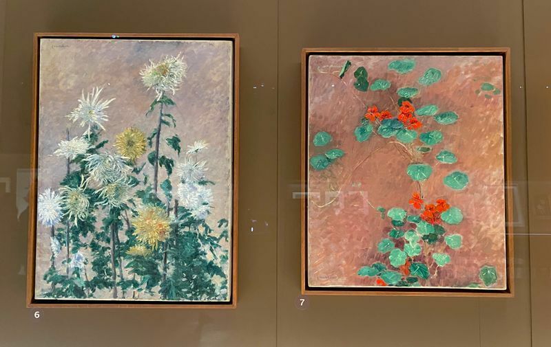 『契花百菊』と同年に、印象派の画家、カイユボットが描いた菊の絵（左）