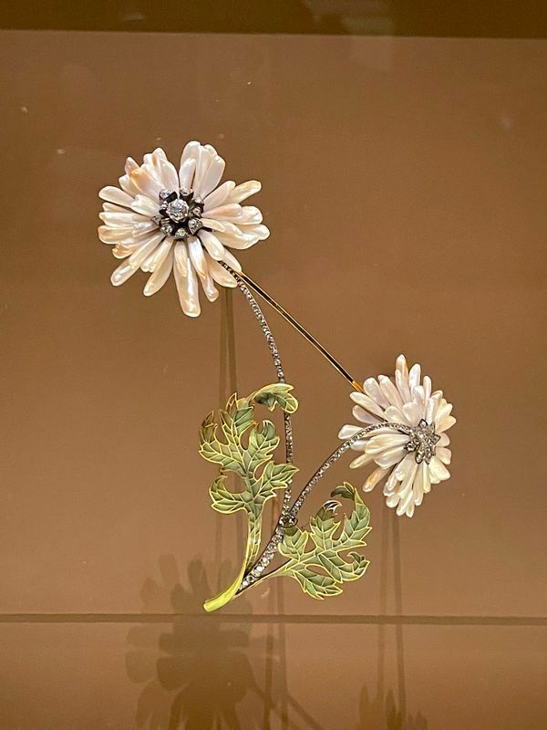バロック真珠を駆使した菊のコサージュ。1900年、Henri Veverの作品