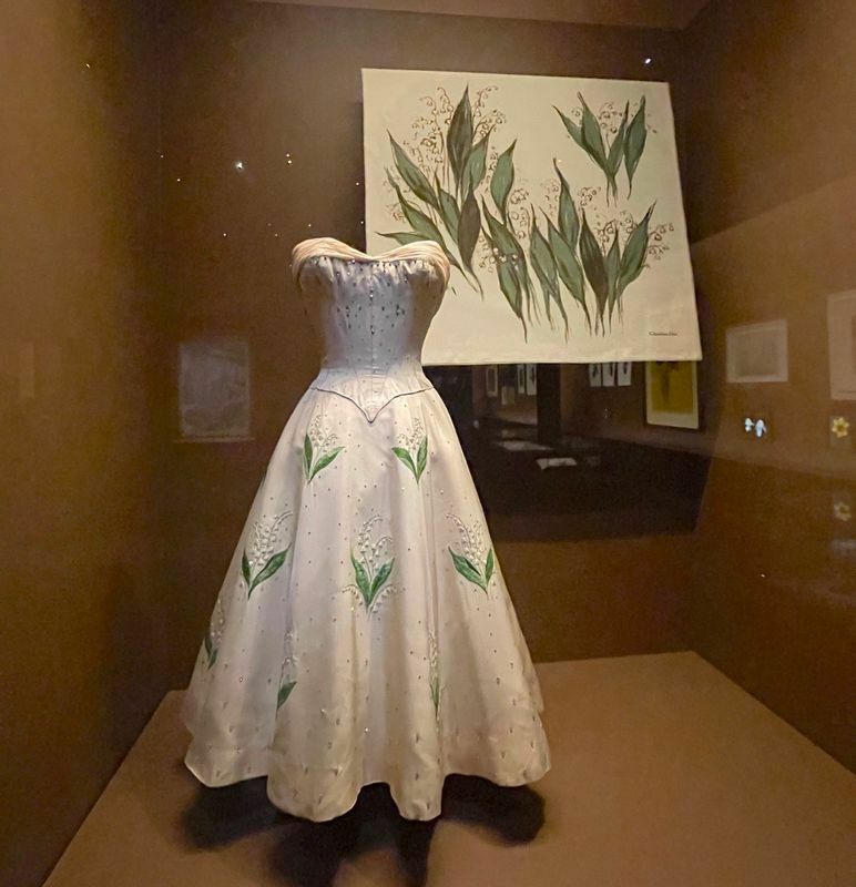 鈴蘭のドレスとスカーフ。いずれも「クリスチャン・ディオール」。ドレスは1956年、スカーフは1950年製