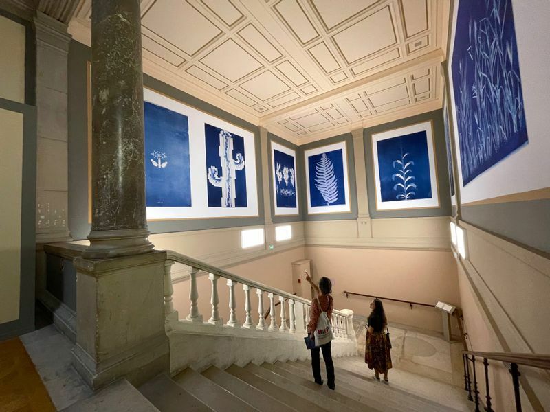 １階と２階を繋ぐ大理石の階段のフロア。壁面を飾るのは、1981年生まれのアーティストAlain Butlerの青写真シリーズ