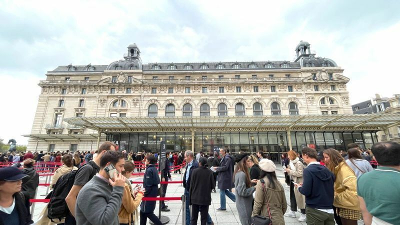 パリのオルセー美術館。国内外からのツーリストが戻ってきていてかなり賑わっている