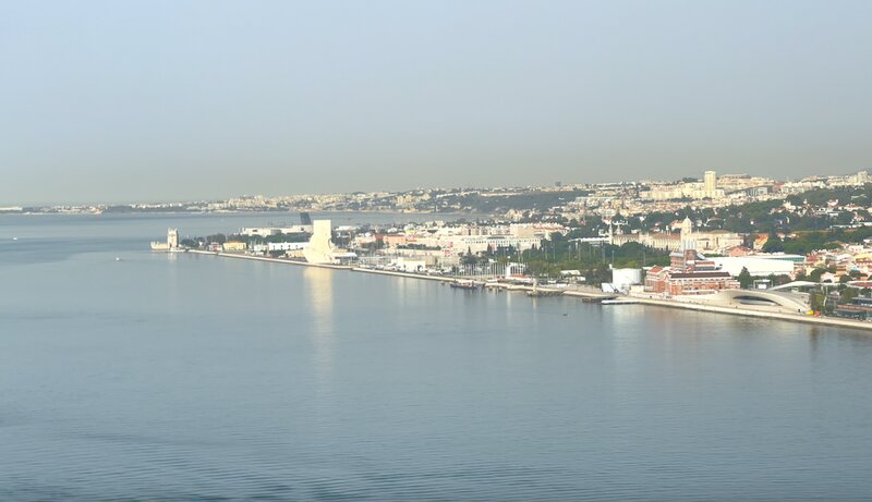 テージョ川にかかる全長２キロメートルほどの橋から眺めるリスボンの街並み。陸の左端に見えているのが「ベレンの塔」
