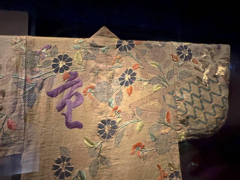 17世紀終わりから18世紀初めに製作されたと思われる友禅染と刺繍の技が見事な小袖。ヴィクトリア＆アルバートミュージアム所蔵