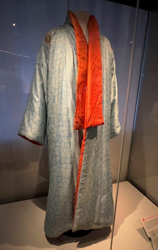 日本の型染の絹を使った英国紳士の部屋着。National Trust for Scotland所蔵