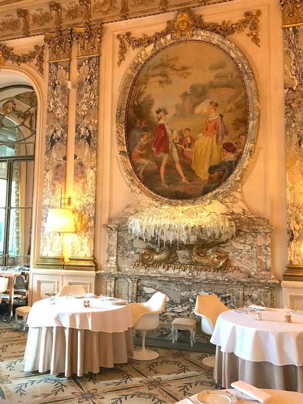 「ル・ムーリス」のメインダイニング。ヴェルサイユ宮殿を彷彿させる優雅な空間