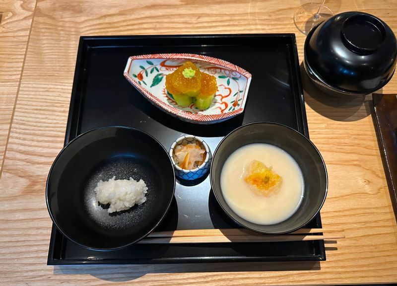 飯碗には富山・黒部の米を使った「煮えばな」。京都「山利」の白味噌を使った汁には冬の根菜バターナッツを豆腐のように仕立てたものが入っている