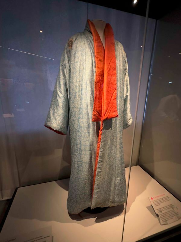 パリで開催中の「KIMONO」展の「部屋着」。18世紀初頭に日本で製作され、オランダ商船でヨーロッパへ。スコットランドの紳士が着用していたとされている。