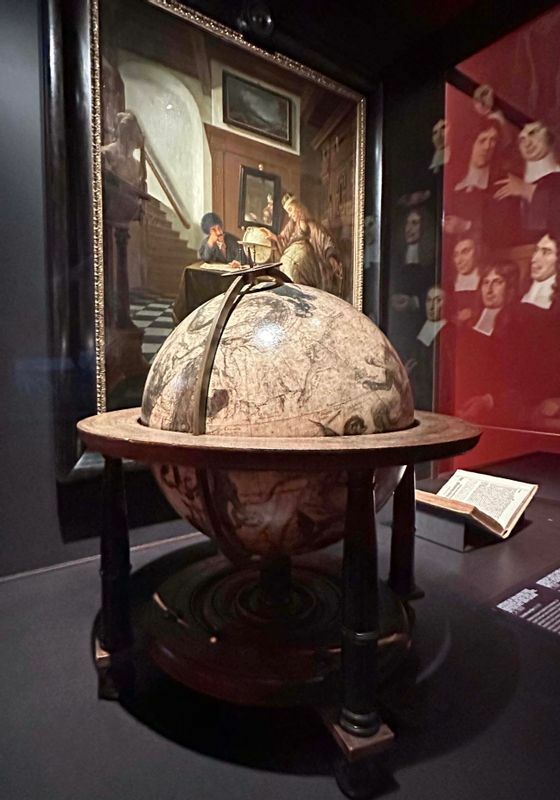 フェルメール時代の天球儀。地球儀と天球儀は最先端の知識と富の象徴で、フェルメールの絵にも登場する（プリンセンホフ博物館所蔵）