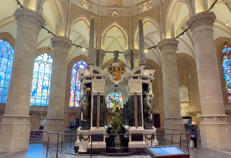 ウィレム・ファン・オラニエ公の霊廟。この建国の父以来、オランダの王家はここに祀られている