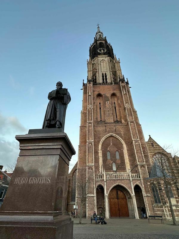 市の中心、マルクト広場にある新教会。彫像は「国際法の父」と称される法律家ヒューゴ・グロティウス。フェルメールより49年早くデルフトに生まれている