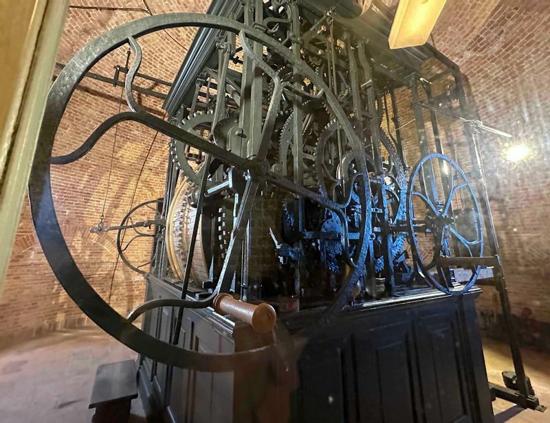 鐘楼の中では、1620年に作られた時計が今でも時を刻んでいる。当時の技術水準からすると、画期的なレベルの高さだったとか