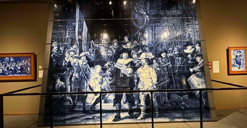 レンブラントの「夜警」を原寸大で、480枚のタイルを使って表現した作品も展示されている