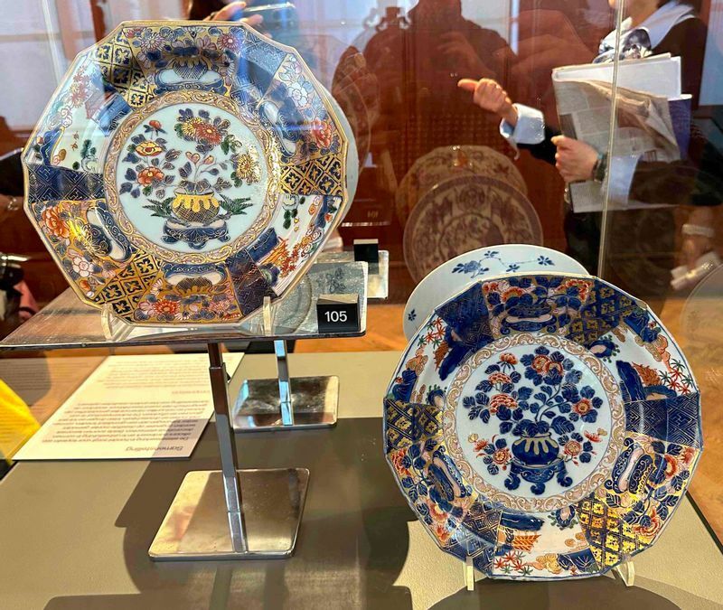 左がオランダ東インド会社によってもたらされた古伊万里。それをもとにデルフトで製陶を試みたのが右の皿