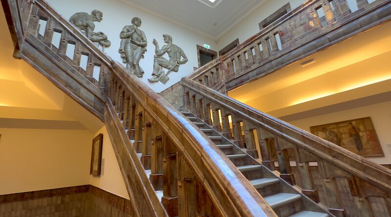 「ロイヤルデルフト」の館内。絵付けのワークショップなどが行われる上階への階段の手すりも壁のオブジェも陶製