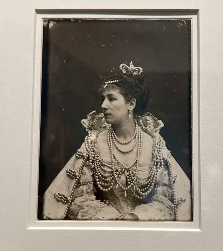 ヴィクトル・ユーゴーの戯曲でスペインの王妃に扮したサラの写真。1872年頃