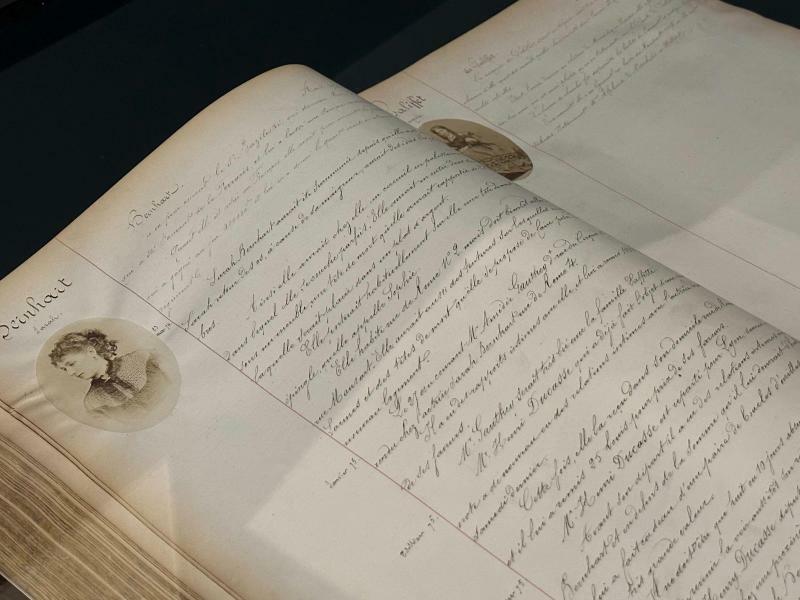 パリ警視庁に保管されている高級娼婦を記録した台帳（1861ー1876年）。サラのページが開かれている