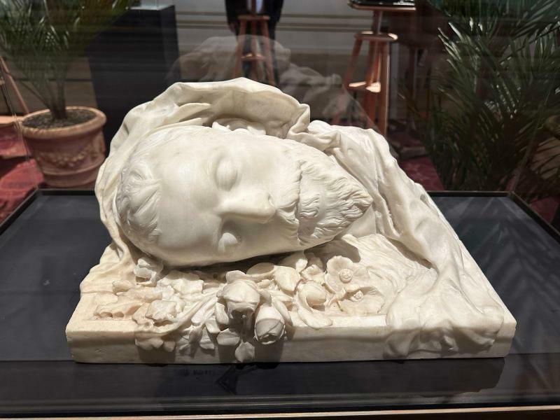 1882年に結婚し、数ヶ月間一緒に暮らした夫ジャック・ダマラの彫像。89年に34歳の若さで亡くなった時にサラが製作したもので、現在はニューヨーク・メトロポリタンミュージアムの所蔵になっている
