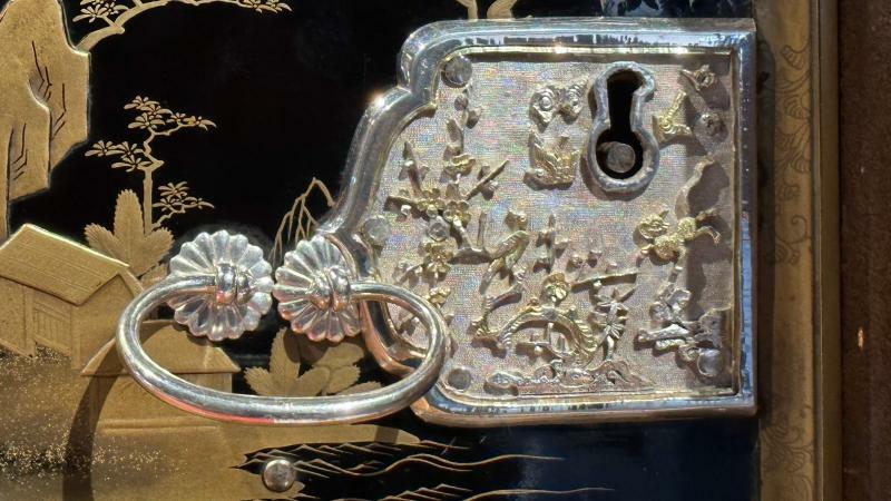 銀装飾の部分。鍵穴が見えるが、付属の鍵には、WとMのアルファベットがデザインされており、そのことからこのキャビネットがウイリアム3世とメアリー2世のためのものだったと推定されている