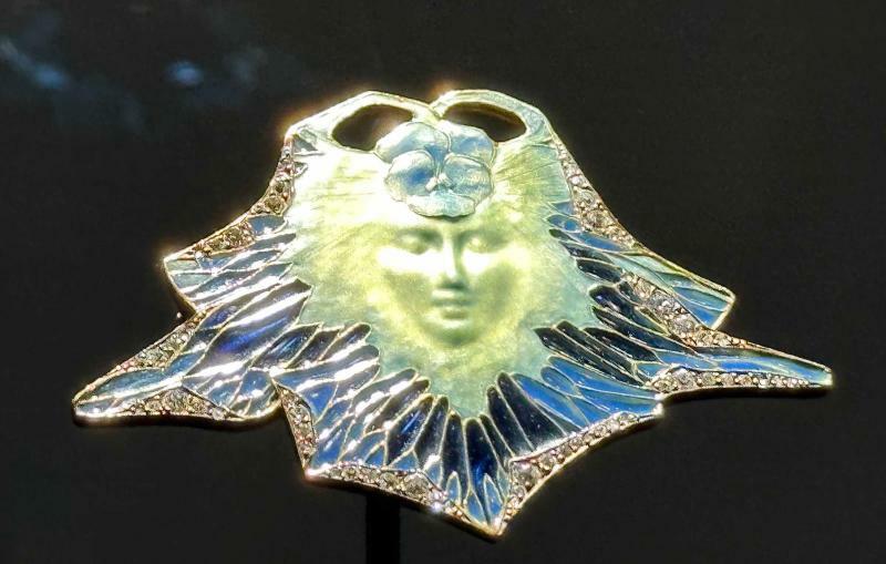 ゴールド、エナメル、ダイヤモンドを使ったルネ・ラリックの作品。幻想的な女性の表情がとても印象的。これも日本の「アルビオン アート」の所蔵品。今回の展覧会のために渡仏