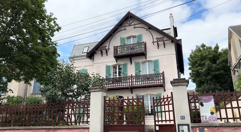 アルジャントゥイユ駅から徒歩２、3分のところにある家。同じ通りに並ぶ家々同様1871年に建てられた。30代だったモネは1874年から1878年1月までこの家に暮らした