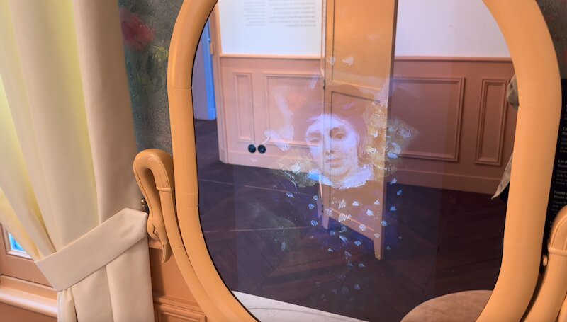 鏡台にはモネが描いたカミーユが次々と映し出される。1878年にこの家から引っ越すとき、カミーユは二人目の息子ミシェルをお腹に宿していた。けれども彼女は産後まもなく亡くなってしまった