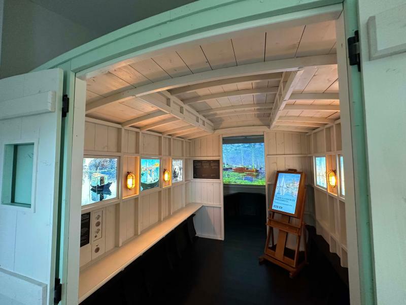 3階の1室は「アトリエ舟」がテーマ。モネがキャンバスを構えた小舟の内側にいるような雰囲気を演出している