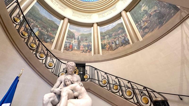 区役所の正面玄関から上階へ。彫刻、優美な階段、リュクサンブール公園をテーマにした壁画など、すでにとてもアーティスティックな空間だ