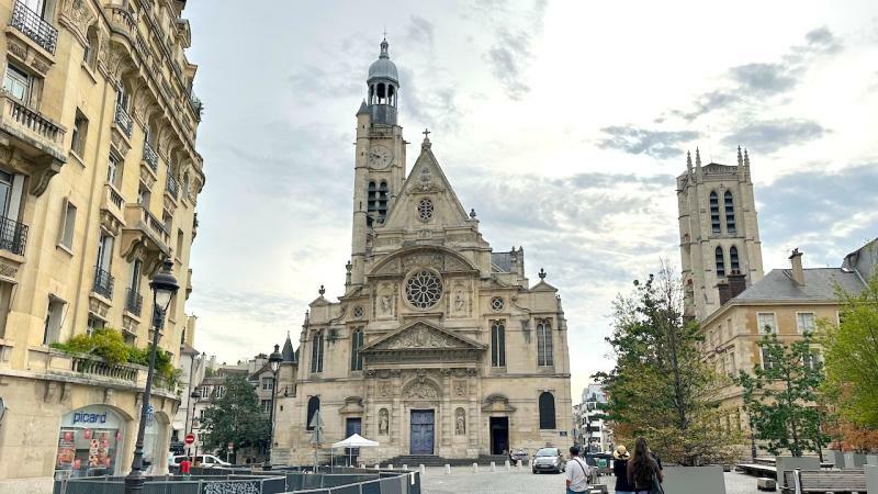 パリ５区、パンテオンの東隣に位置するサンテティエンヌ・デュ・モン教会。カルティエラタン地区の丘の上にある
