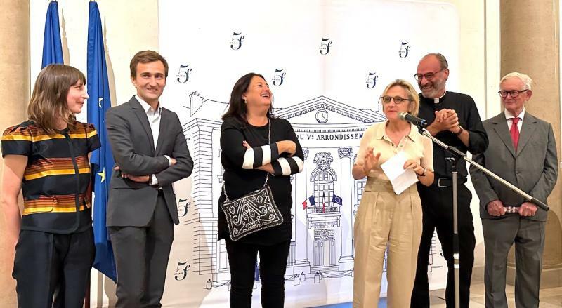 展覧会の主催者たち。右から3人目の女性はパリ５区区長、4人目はパリ市助役、クレールさんの隣の男性はDANAE.IOのロイック・アンベルティ（Loïc Imberti）さん