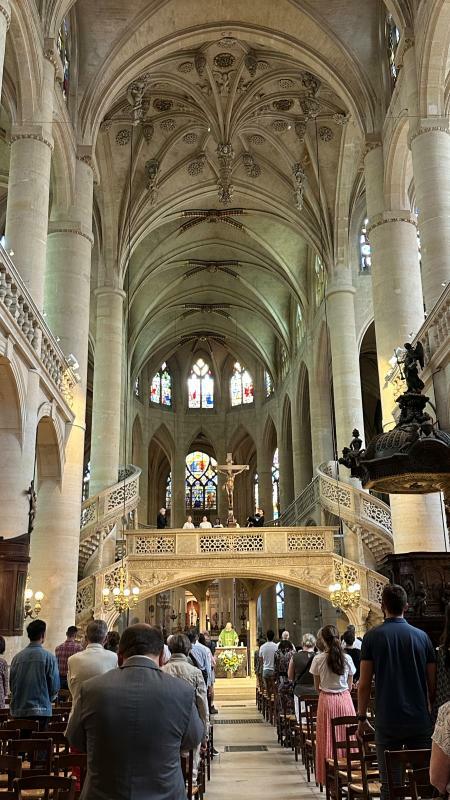 日曜のミサが行われているサンテティエンヌ・デュ・モン教会の内部