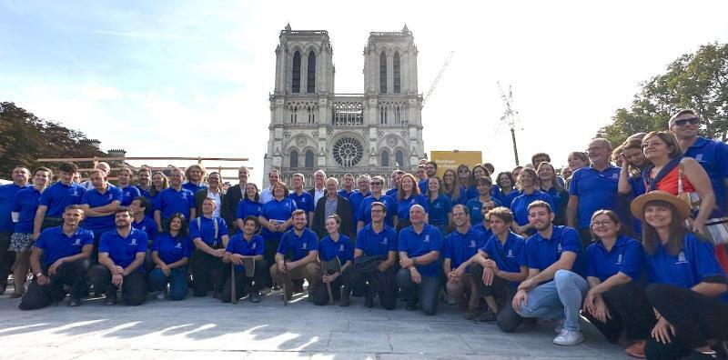 「ヨーロッパ文化遺産の日」、ノートルダム大聖堂再建に関わる人たちの記念写真