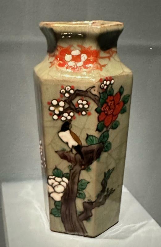 静物画に描かれた花瓶そのものも展示されている。ガシェ家から寄贈され、現在はオルセー美術館の所蔵になっており、「日本 19世紀？」と説明が添えてある