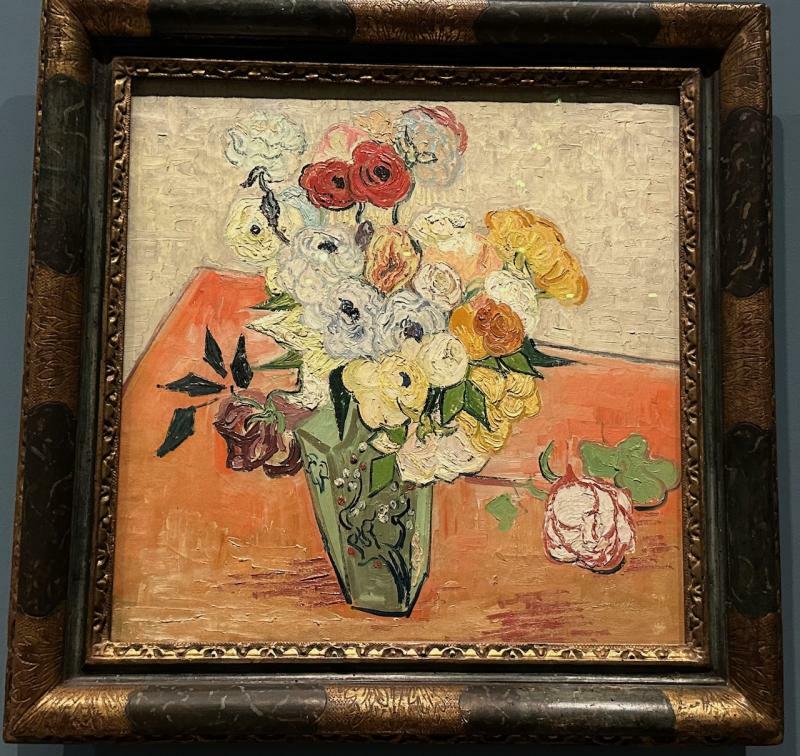 1890年6月1日〜3日にゴッホが描いた「バラとラナンキュラス」（オルセー美術館蔵）。ガシェ家から寄贈された作品ということからも、ゴッホとガシェ医師との親交の深さがうかがえる