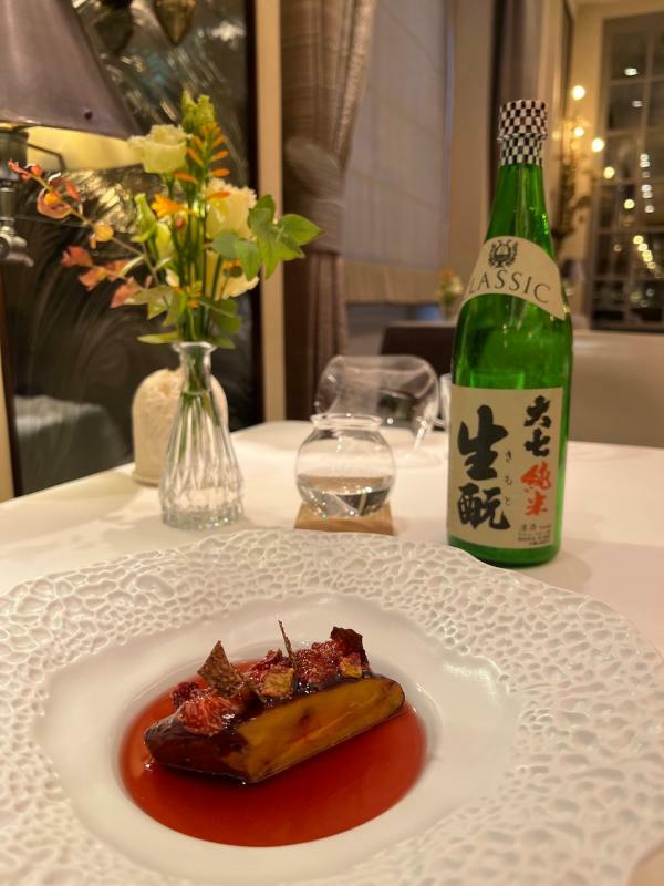 メインダイニング「レクラン」で供されたフォアグラ料理と純米酒「大七純米生酛CLASSIC」（写真／Hotel de Crillon）