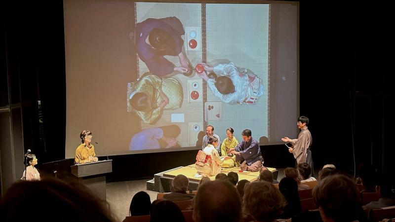 世界を魅了する「京都 茶の湯への誘い」セミナー（パリ日本文化会館ホール）の様子。茶懐石の中の「千鳥の盃」の部分を実演を交えて解説