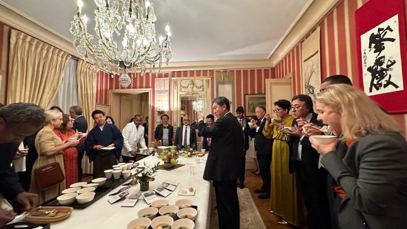 ユネスコ日本政府代表部大使公邸で開催されたレセプションでは、京都「瓢亭」監修、パリ「秋吉」が調理した料理が各国の大使たちに振る舞われた。舌の肥えた大使たちも口々にその美味しさを賞賛