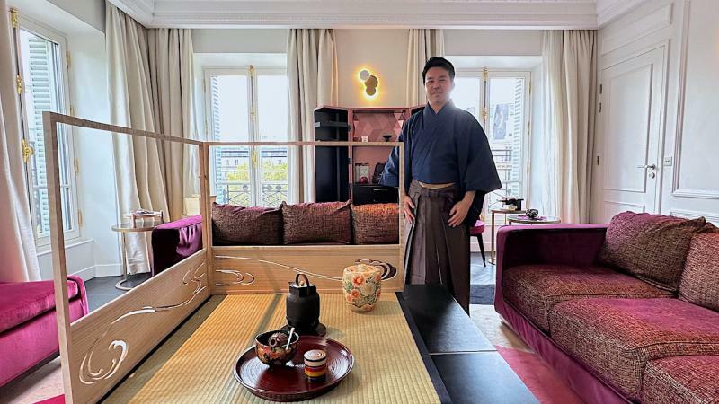 「京都 茶の湯 伝統工芸品」展示商談会の会場は「フォションホテル パリ」のスイートルーム。ここでも客室のテーブルの上に点前坐を設けて茶道具を展示
