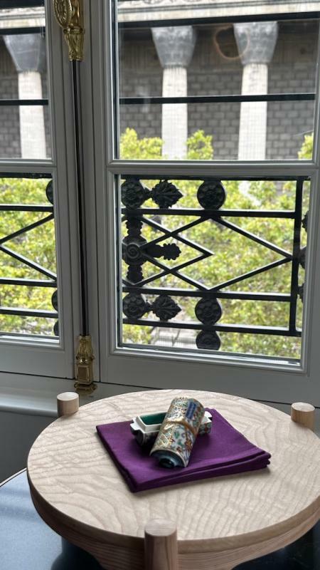 一瀬さん作の台に載せて飾った「真葛」の香合。窓の外にはマドレーヌ寺院が見えるというシチュエーション