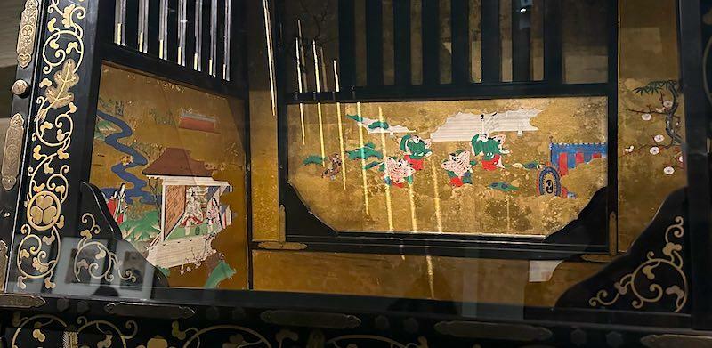 駕籠の内側には『源氏物語』をテーマにした装飾が施されている