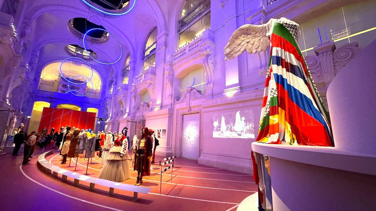 ルーヴル美術館に隣接するパリ装飾芸術美術館の壮麗な建築を舞台に色鮮やかな衣装が勢揃い