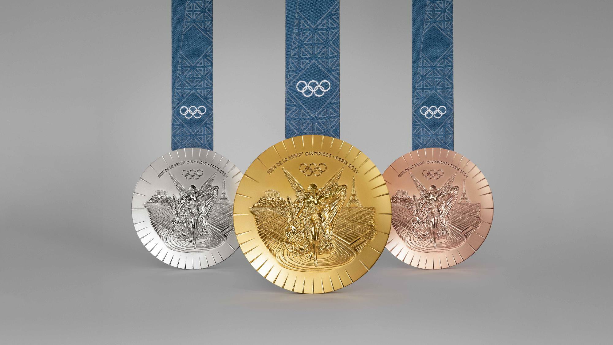 オリンピックのメダル。2004年から規定された図像に加えて、女神の右にエッフェル塔が表されている