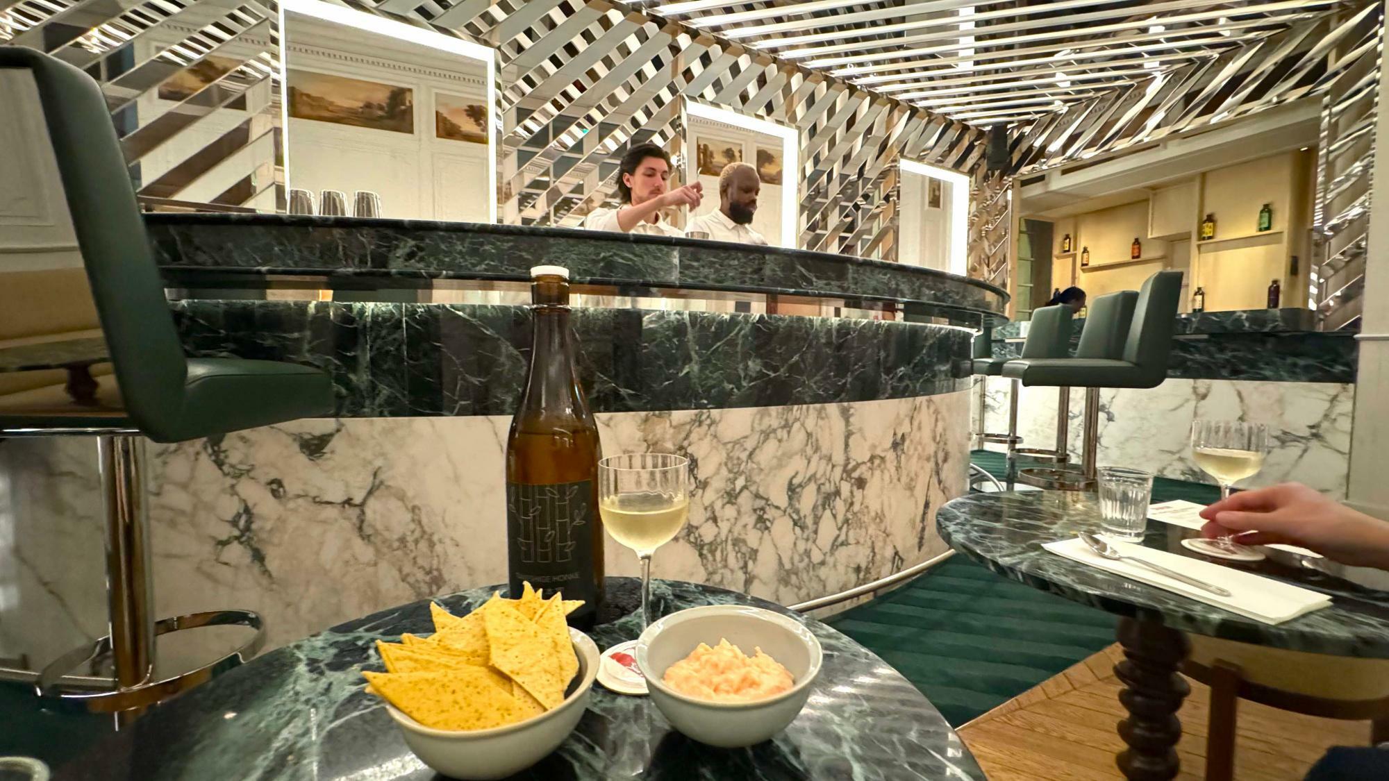 「クラヴァン」2階（フランスの1階）のバーカウンターは見事な総大理石。それを前にして日本酒を味わうという特別な体験