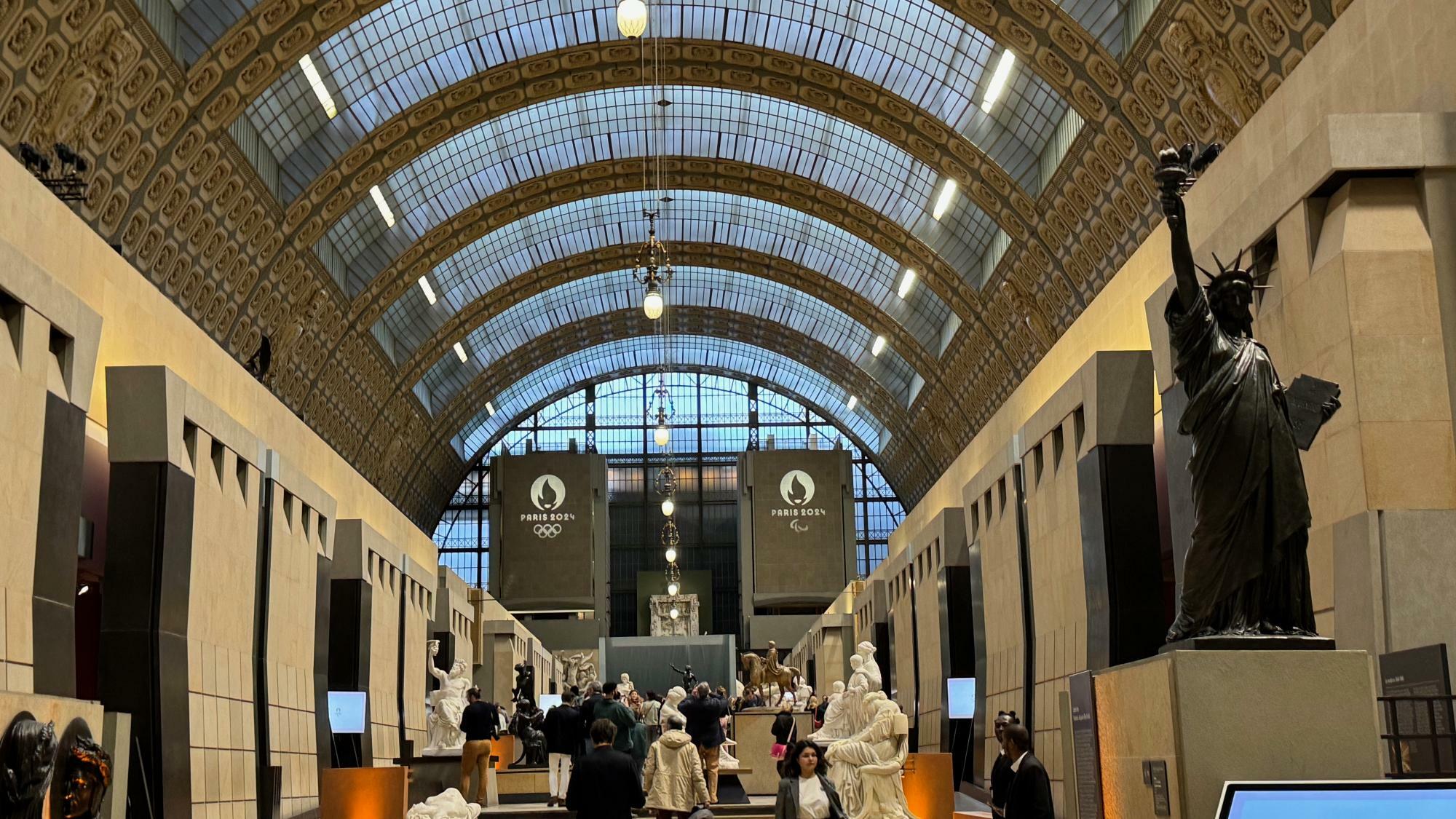ポスター公開が行われたオルセー美術館。パリオリンピック、パラリンピックのロゴマークが入った垂れ幕が正面奥に据えられていた