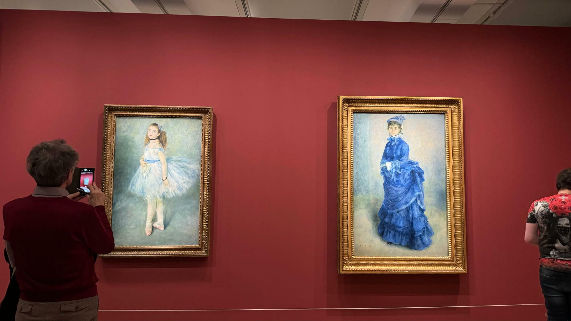 150年前と同じく、赤褐色の壁を背景に飾られた第一回展出品作の数々。2点ともルノワール作品で、左はワシントンから、右はカーディフの美術館からオルセー美術館にやってきている