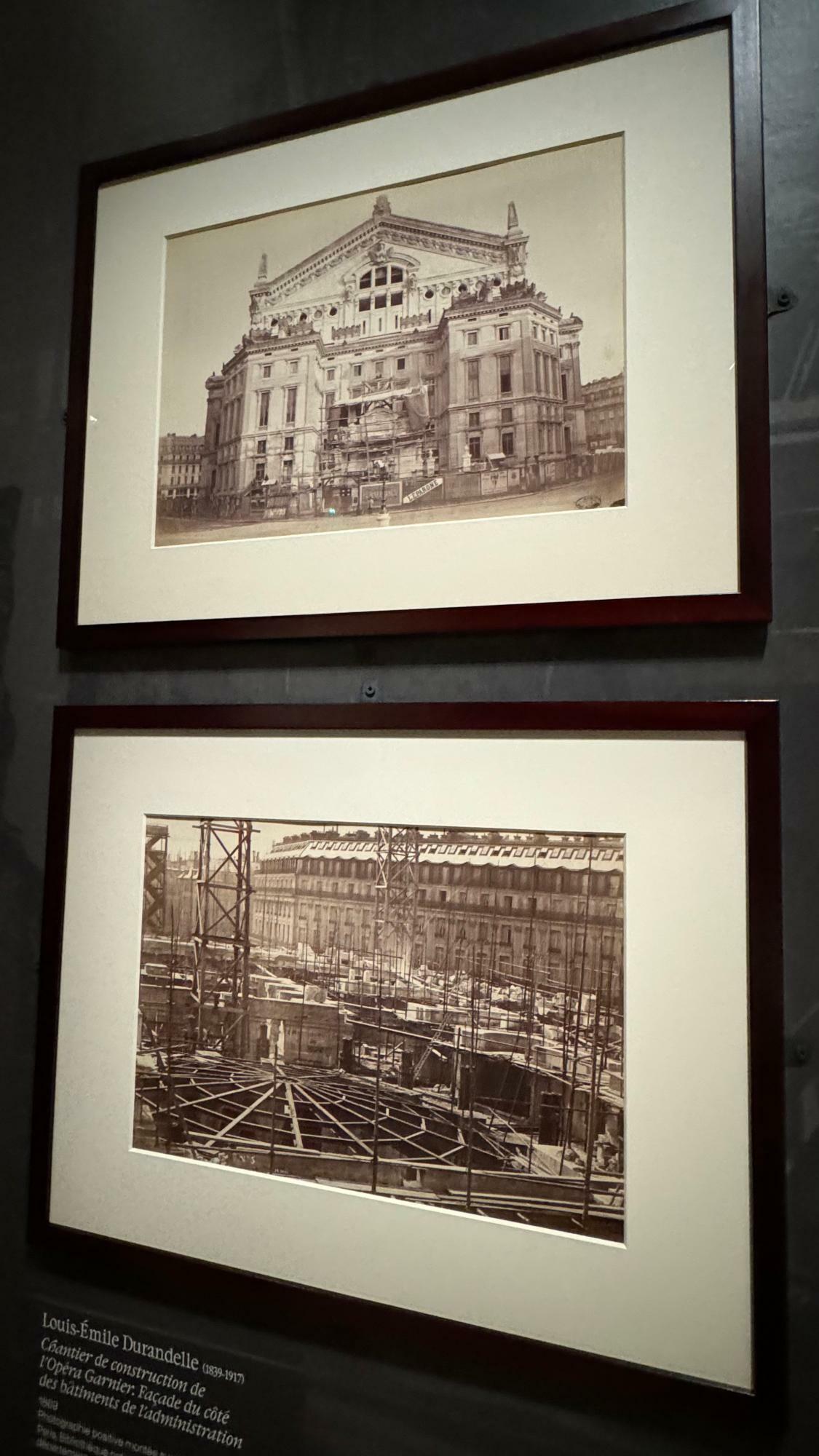 1875年に完成したオペラ座（オペラ・ガルニエ）建築中の写真。上は1869年、下は1865年撮影。いずれもフランス国立図書館所蔵