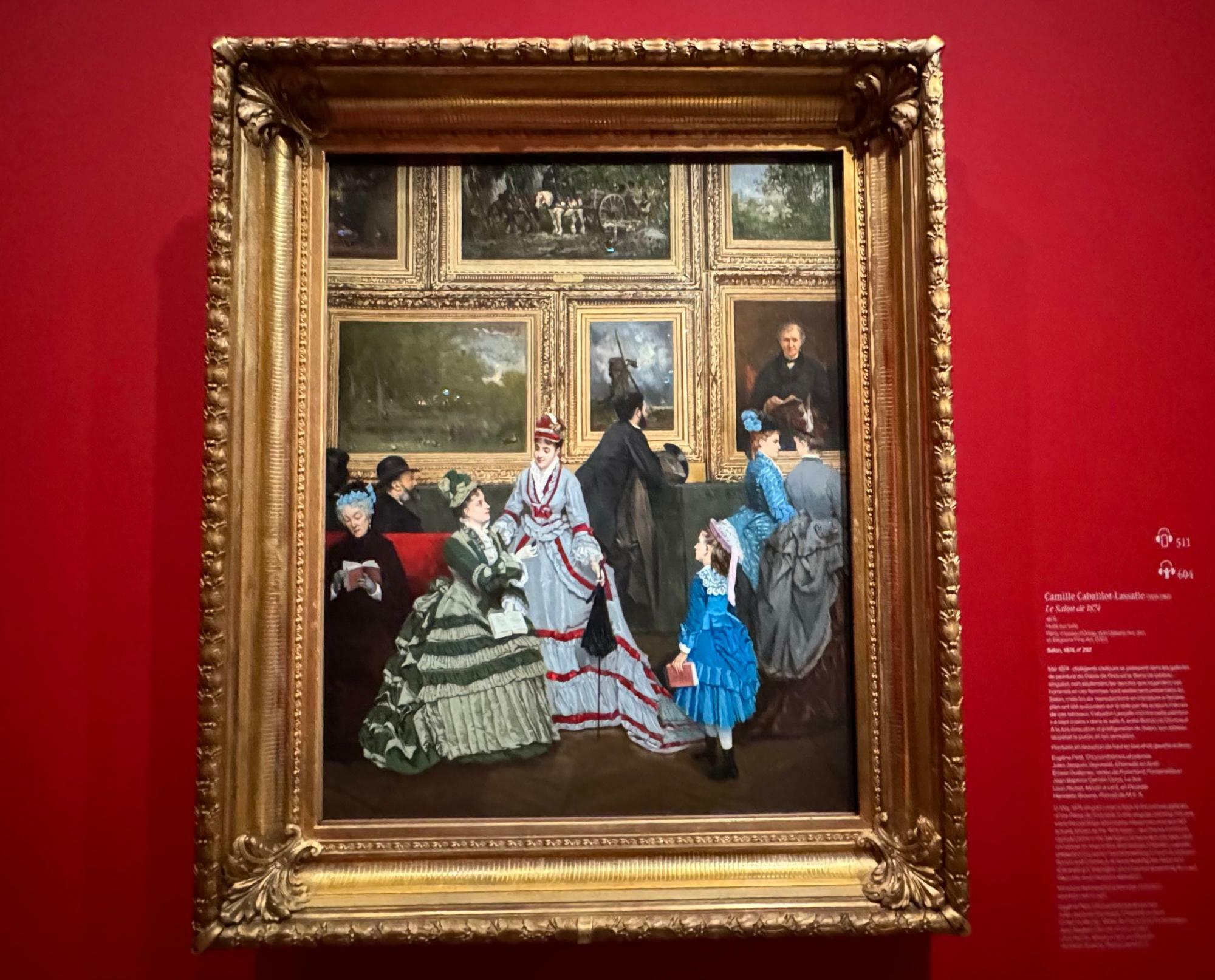 カミーユ・カイユボット＝ラサール「1874年のサロン」（オルセー美術館所蔵）。1874年サロン出品作品で、当時のサロンの来場者たちを描くと同時に、陳列作品も克明に再現している