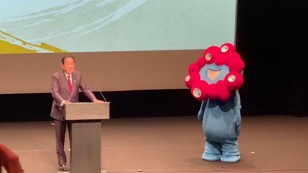 セミナーでスピーチをする岸田首相。大阪・関西万博のキャラクター「ミャクミャク」も登壇