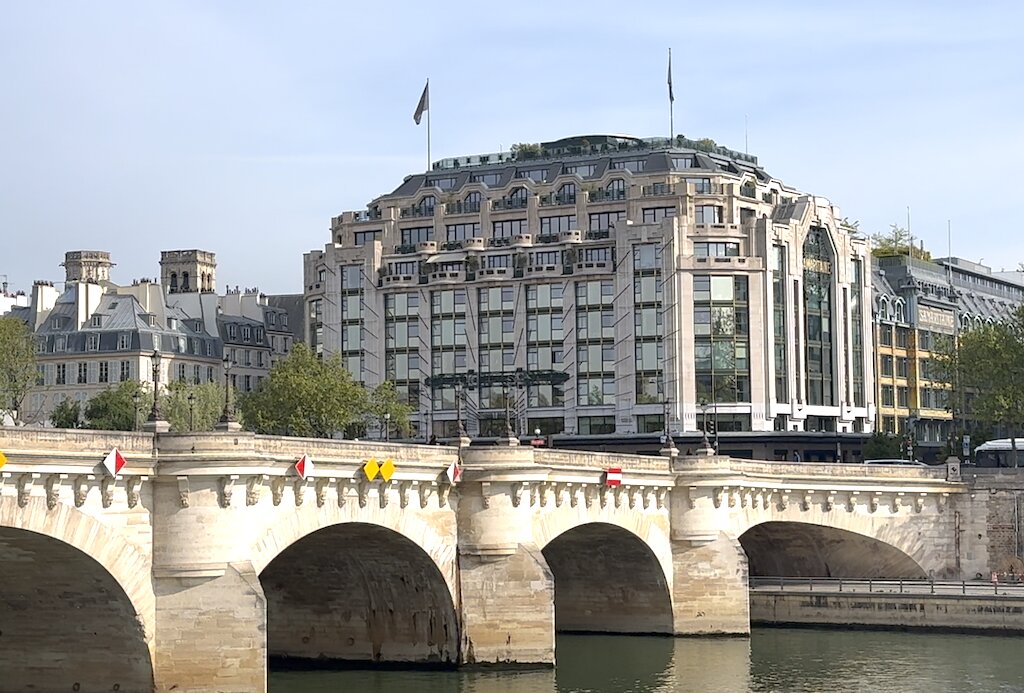 パリの中心部、ポンヌフのたもとにそびえる「シュヴァル・ブラン パリ」。「Hakuba」はこの中の４つ目のレストランとして地上階に開業した。写真／筆者撮影