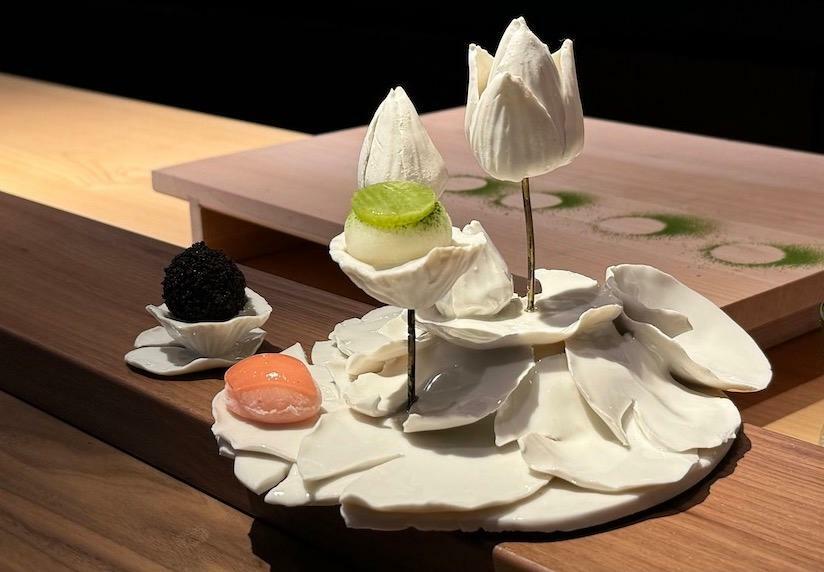 二つめのデザートは、Mochiのアイスクリーム。美しい器に小さなお寿司を載せたようなプレゼンテーションで